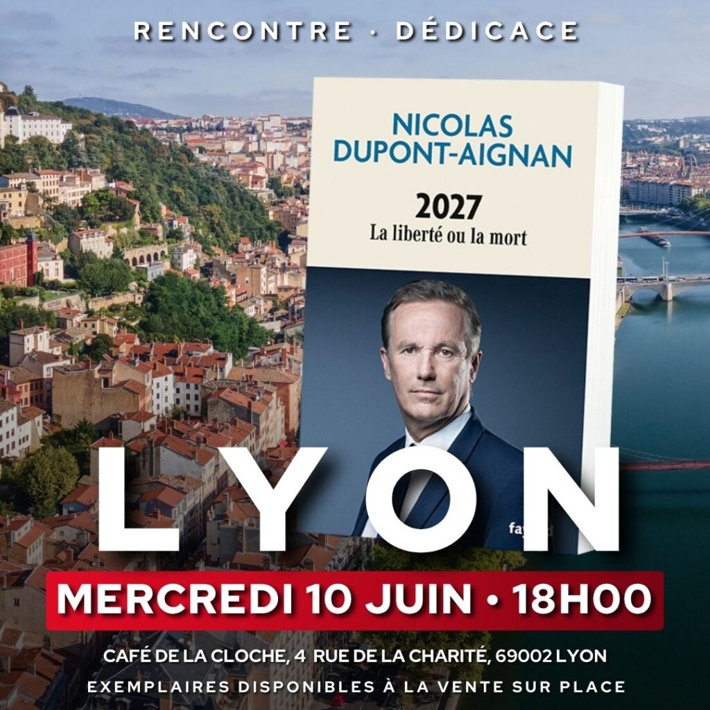 Nicolas Dupont-Aignan en dédicace à Lyon le 10/06/26
